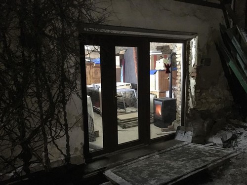 Okna a dvěře do nové psí místnosti z bývalé maštale - Naděje pro 4 packy